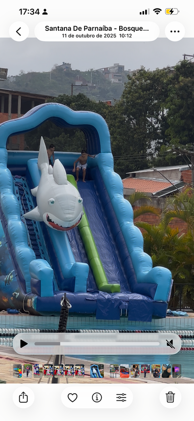 Tobogã inflável montado na área externa de um evento
