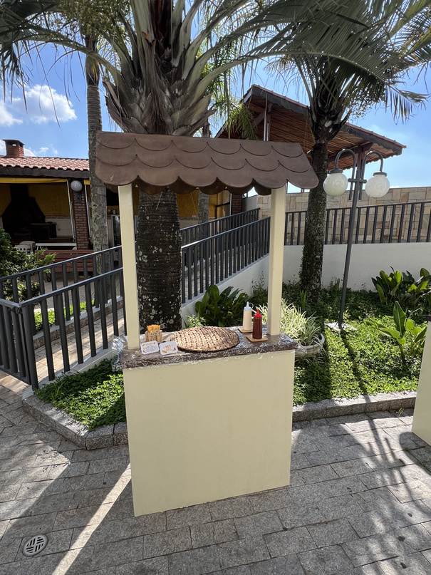Barraquinha de alimentação montada e pronta para servir