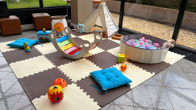 Tatame com brinquedos e piscina de bolinhas do Espaço Baby