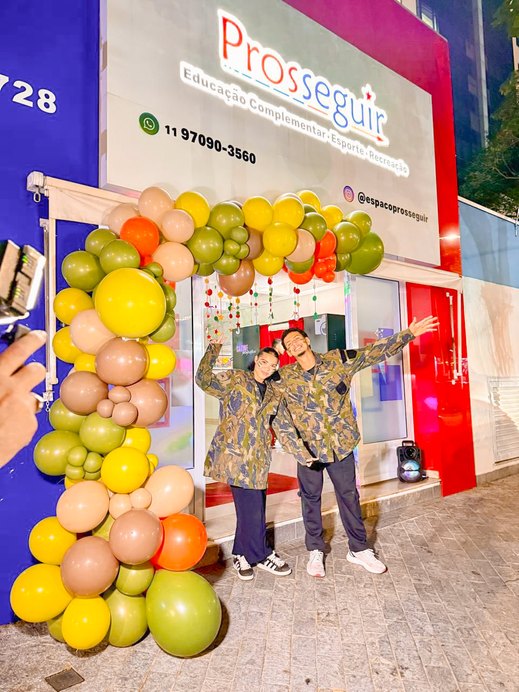 Arco de balões colorido montado na entrada de um evento