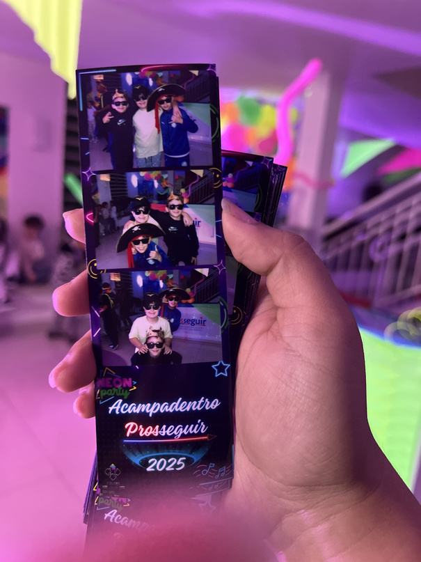 Celular na mão registrando o evento na cabine fotográfica