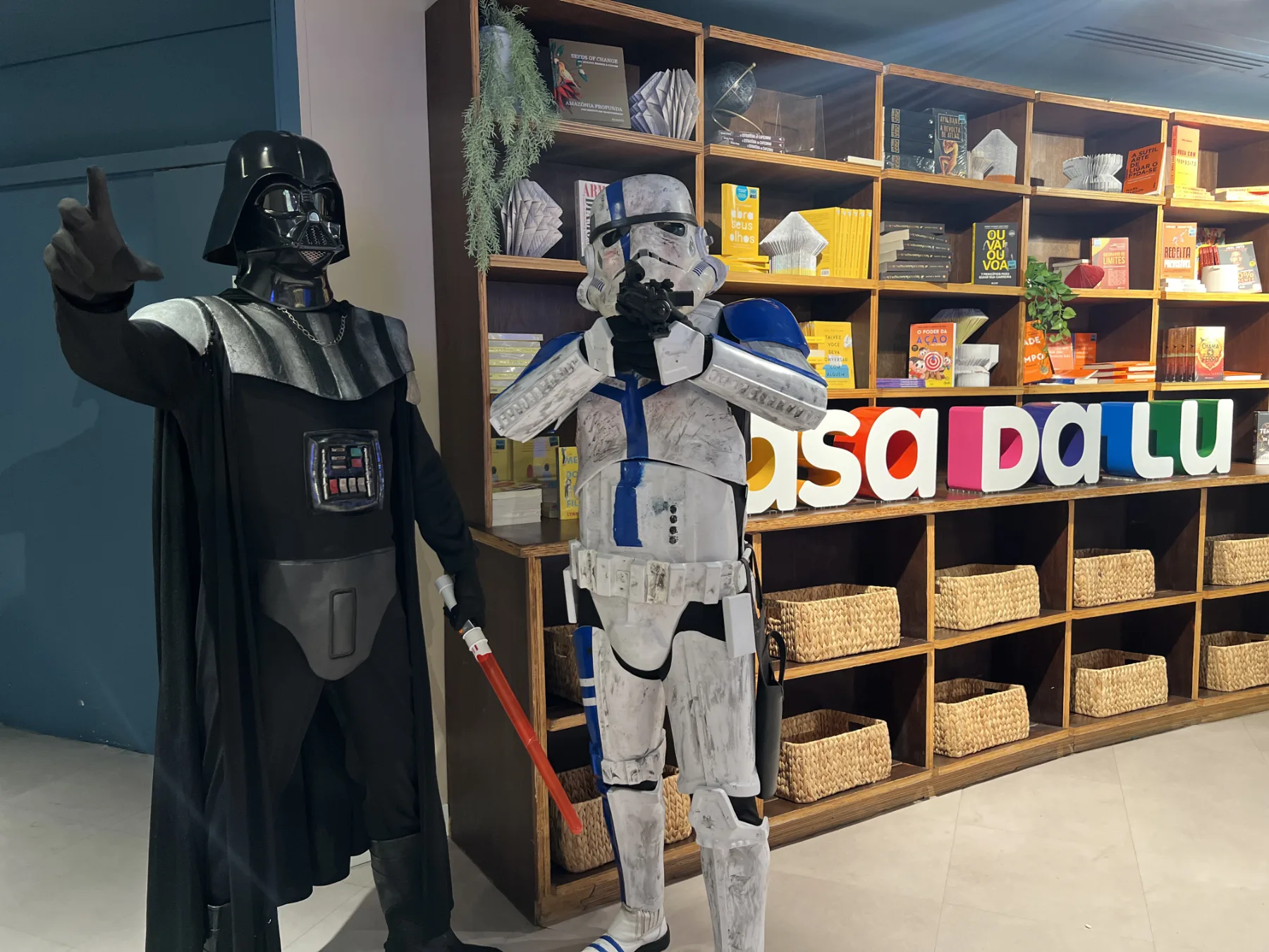 Personagem vivo abraçando uma criança durante um evento