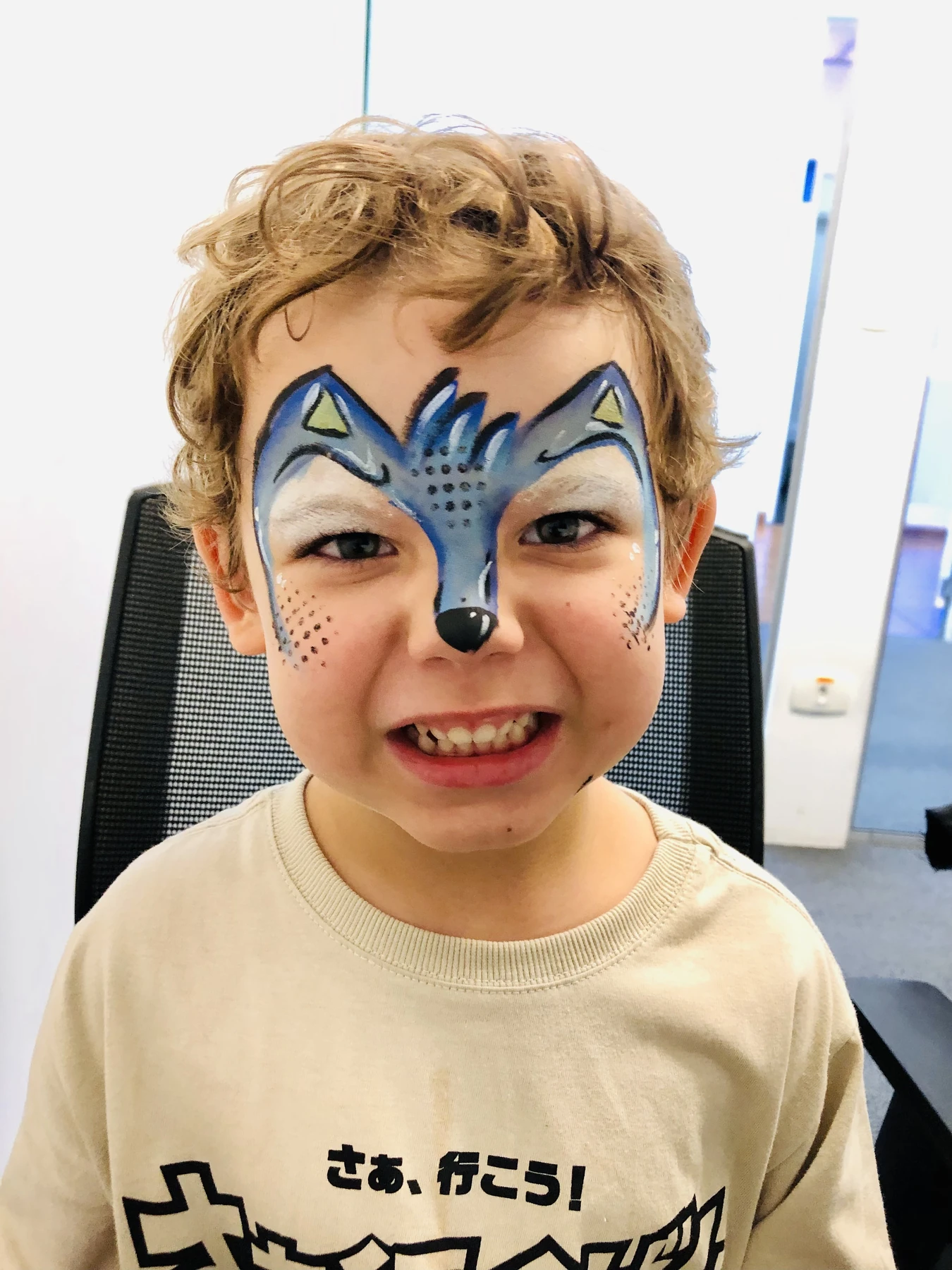 Menino com pintura facial de teia de aranha feita por maquiadora da Colors Lazer