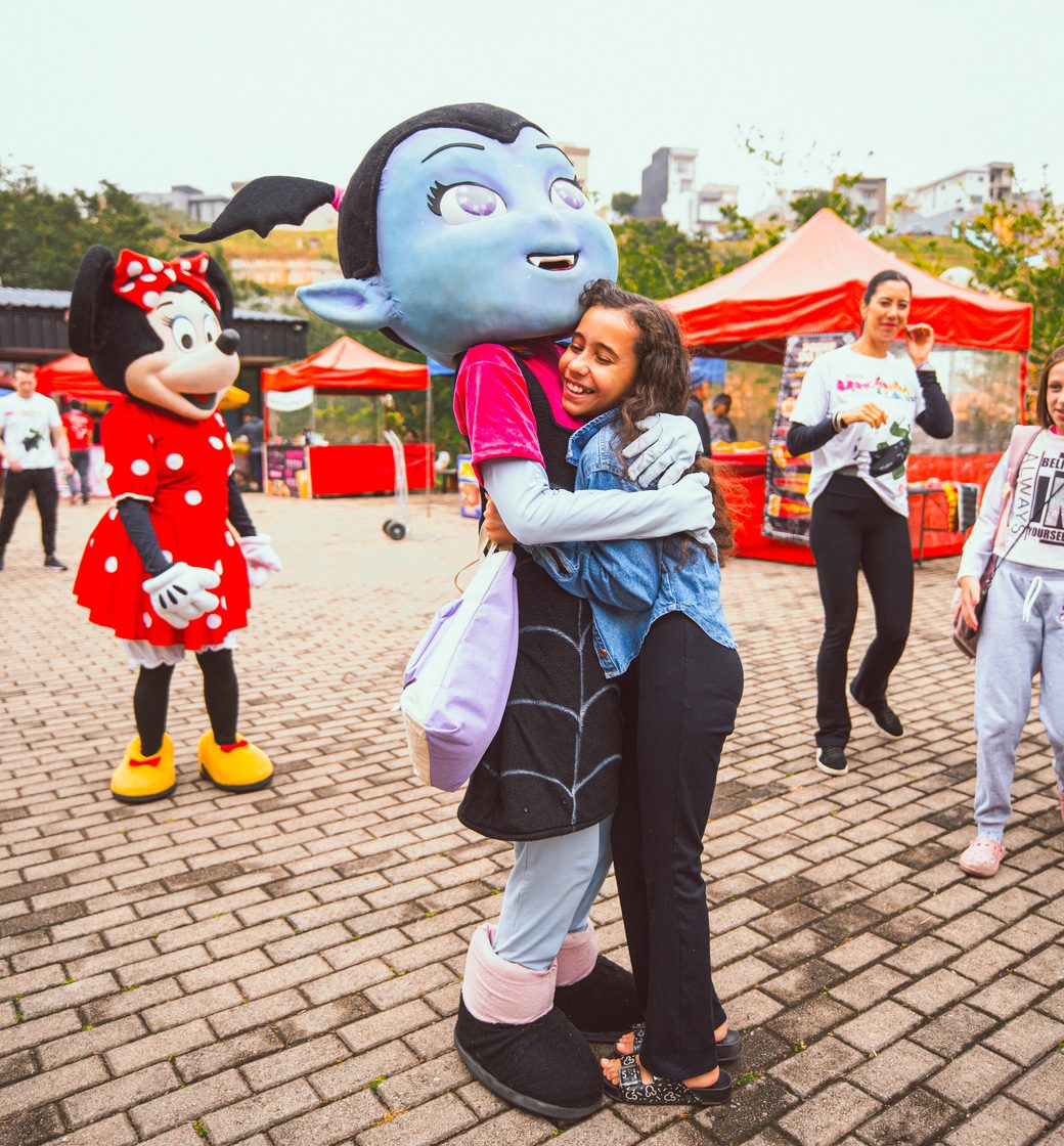 Famílias e personagens juntos em um Kids Day aberto da Colors Lazer