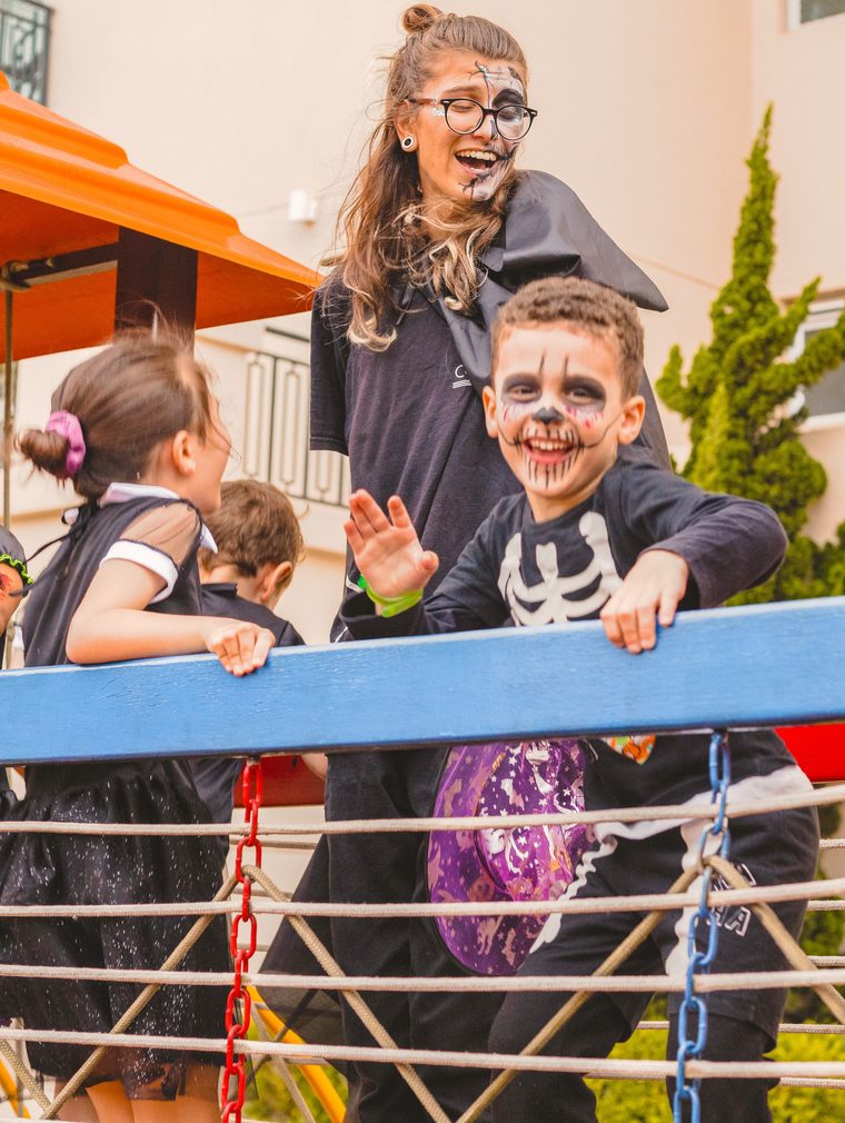 Grupo caracterizado em uma festa temática produzida pela Colors Lazer