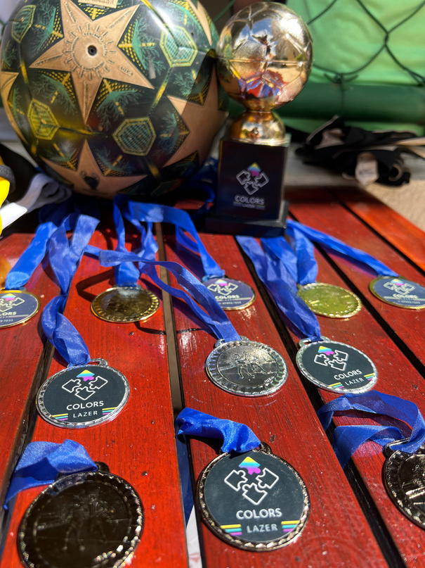 Medalhas e troféu da festa Champions sobre a mesa de premiação