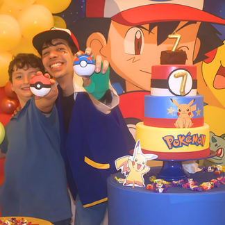 Bolo e decoração temática de Pokémon com os convidados ao redor