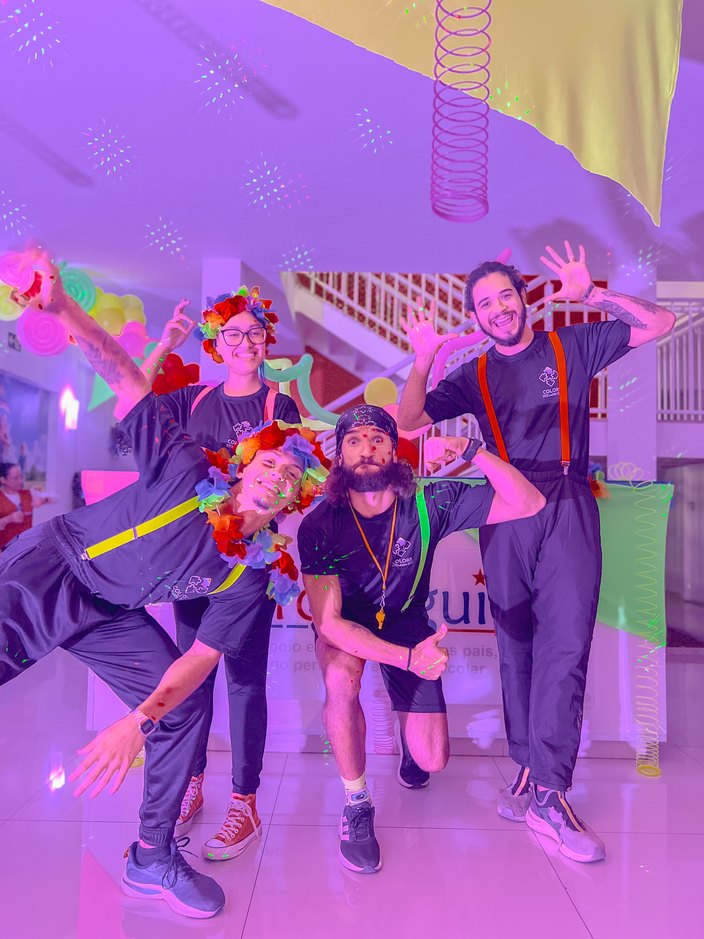 Pista de dança com luzes neon durante a festa Balada