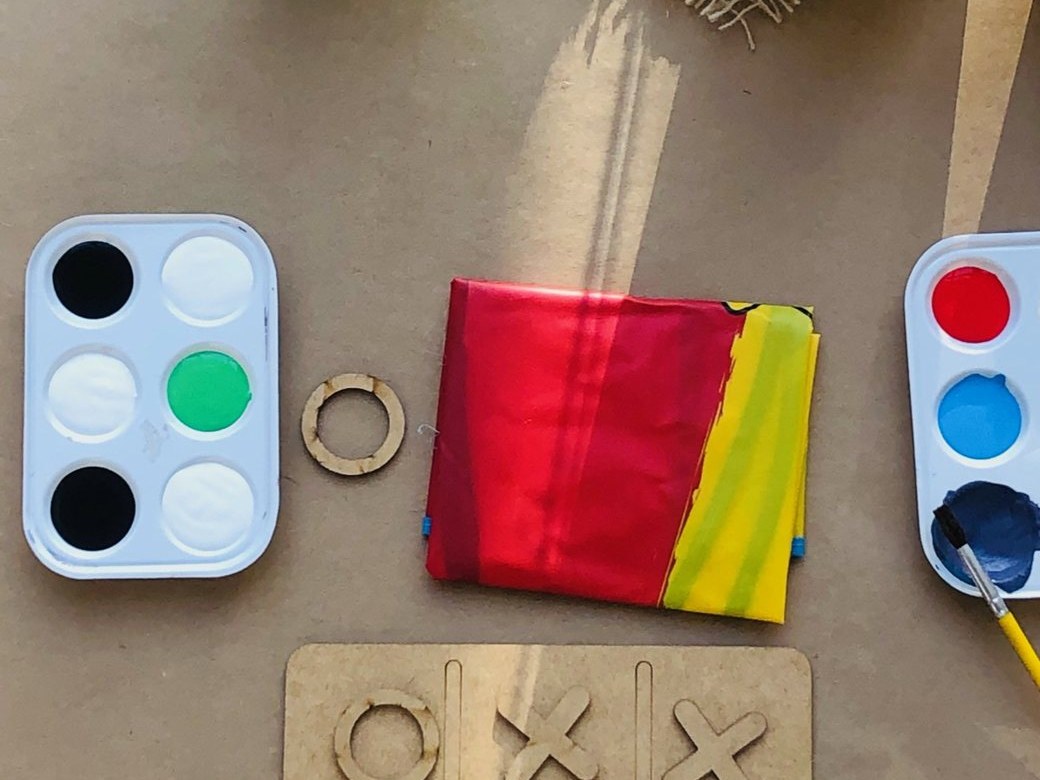 Peças pintadas pelas crianças na oficina, prontas para levar para casa