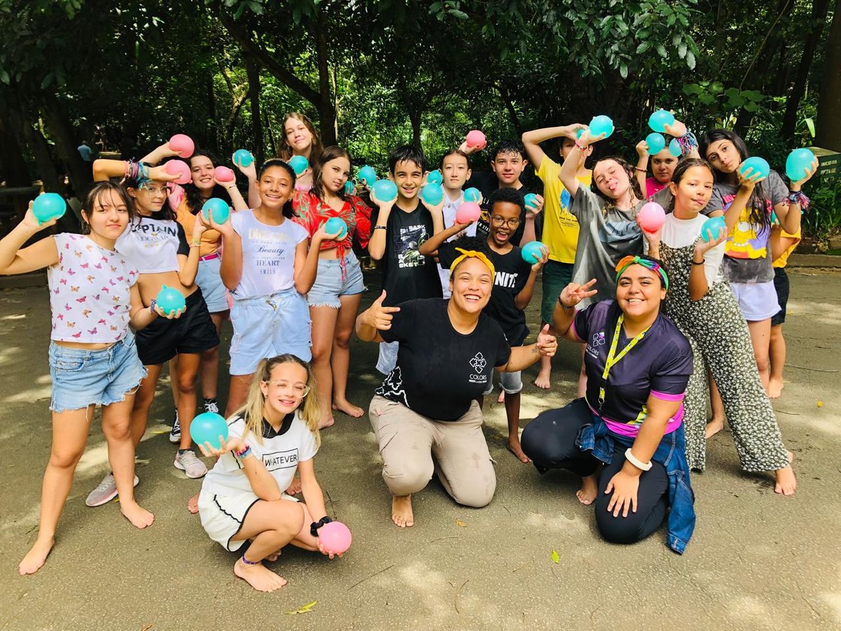 Grupo de crianças maiores com bexigas de água em uma gincana da Colors Lazer
