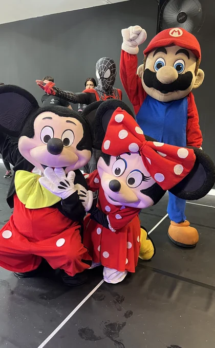 Mickey, Minnie e Mario do acervo de personagens vivos da Colors Lazer